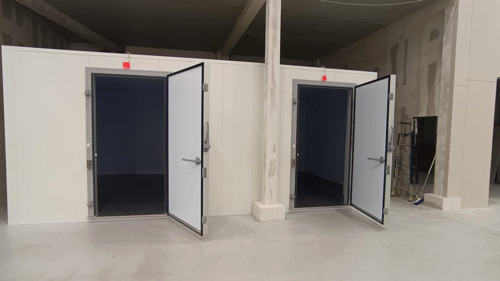 Zwei Kühlzellen mit geöffneten Türen im Rohbau