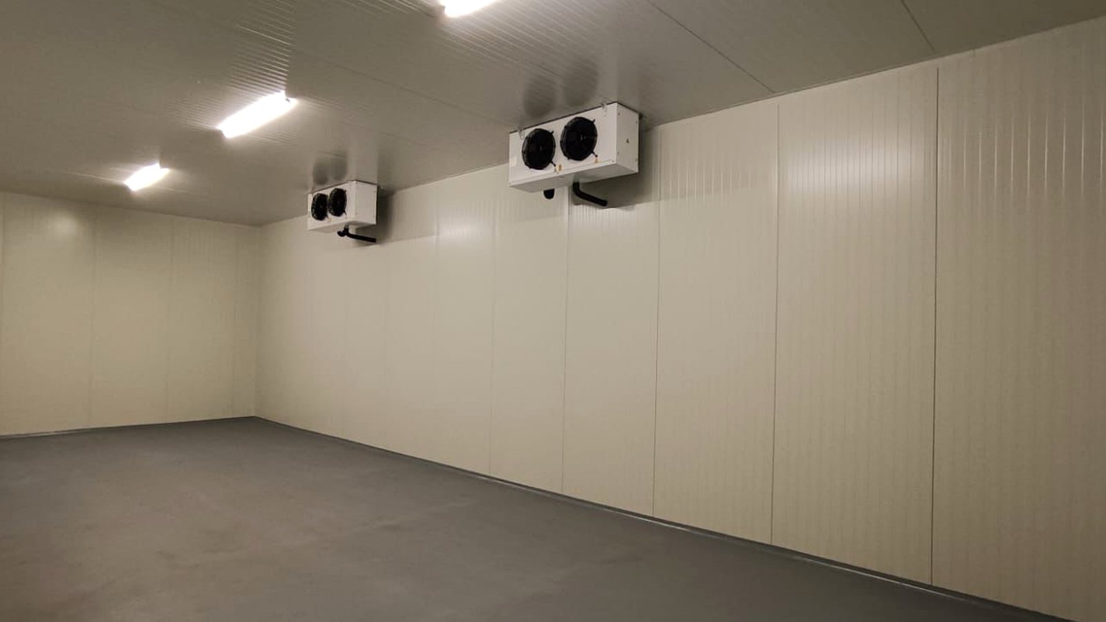 Kühlraum mit Verdampfern als Teil einer industriellen Kälteanlage